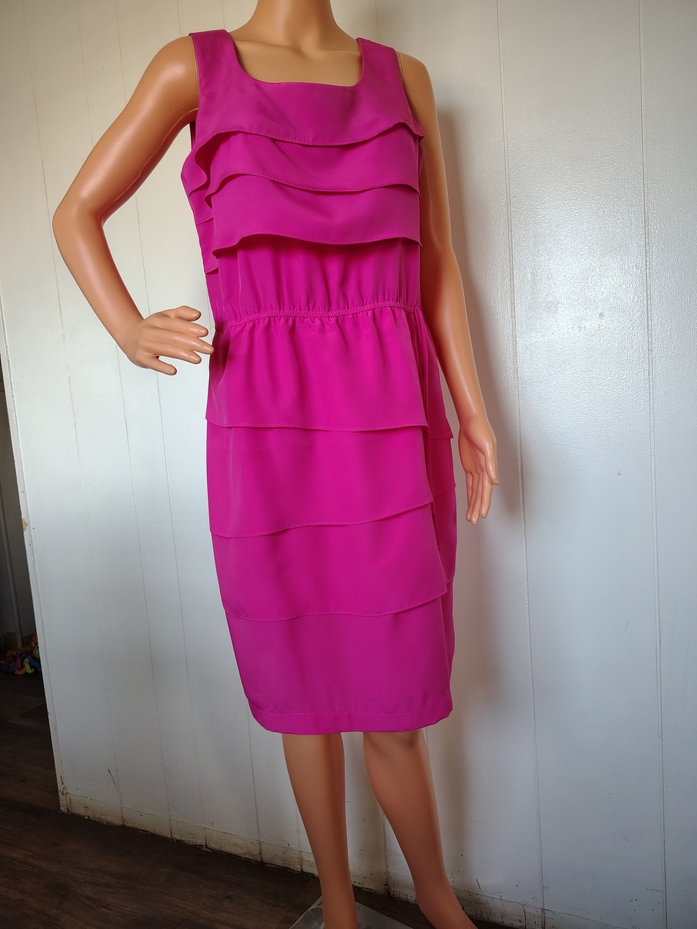 Roz & Ali Sleeveless Layered Ruffle Dress in Fuchsia Size 10.